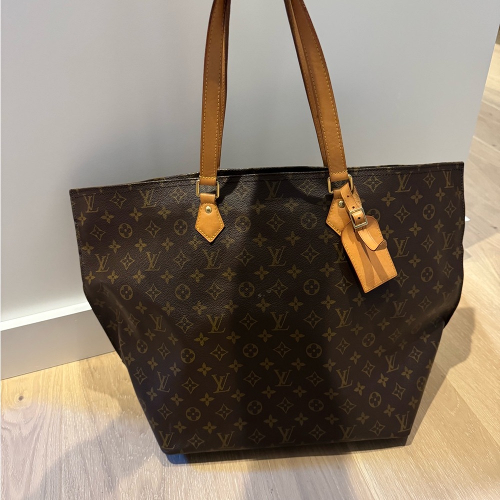Large Louis Vuitton classic bag